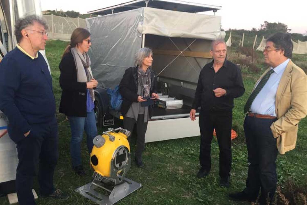 Robot svizzero cerca reperti nei fondali di Bulala, Tusa: "Eni dovrebbe dare di più" - Da sinistra: Nicolò Fresina, Alessia Mistretta, Adriana Fresina, Michel Blumenthal e l'assessore regionale Sebastiano Tusa, posano accanto al veicolo filo guidato  Hublot.