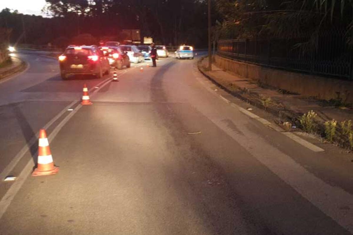 Rallentamenti in via dell'Acropoli per la presenza di olio sull'asfalto - La chiazza d'olio lungo via dell'Acropoli
