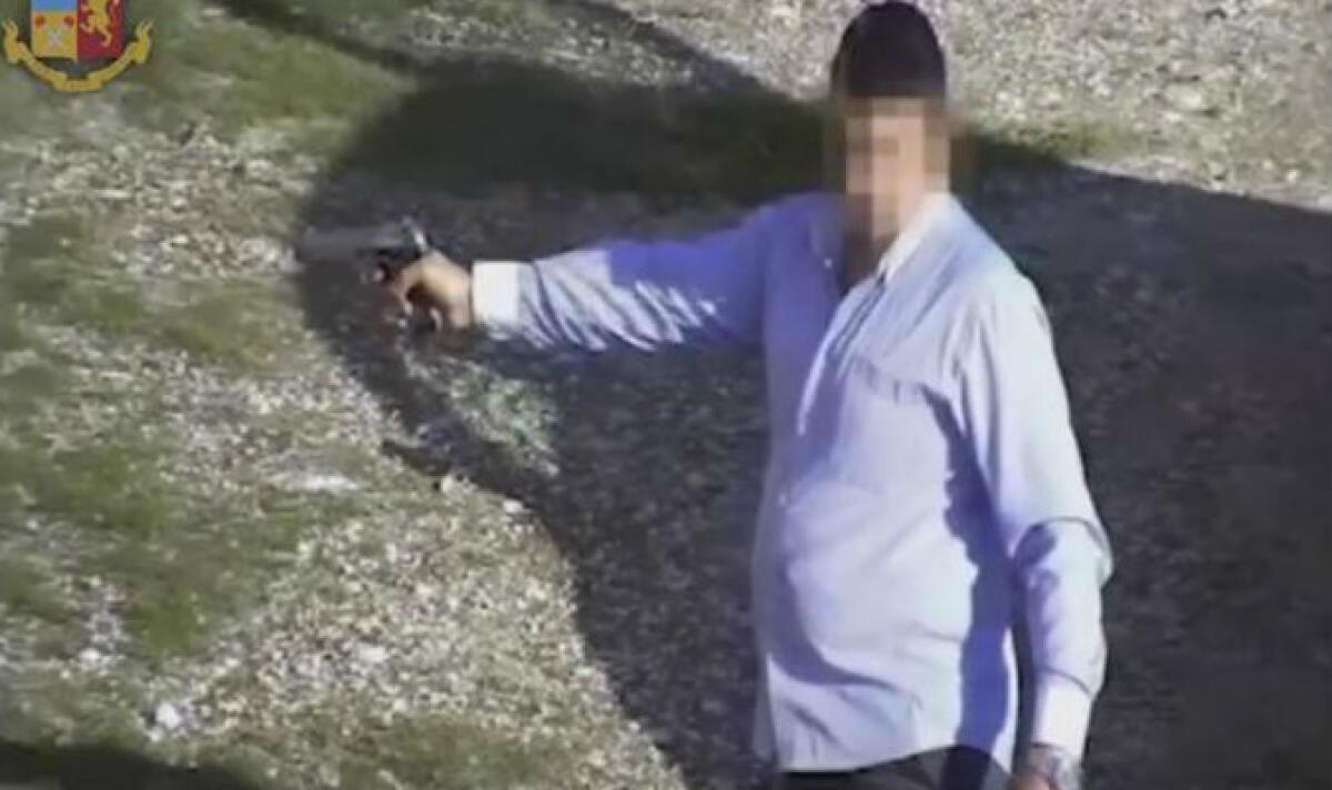 Il blitz "Mutata arma", undici vanno dal gup: accusati di essere vicini ai Rinzivillo - Le pistole utilizzate nel poligono scoperto dagli investigatori