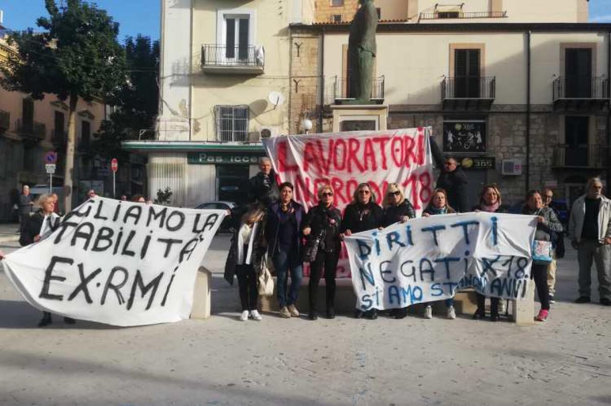 Dopo la protesta un primo spiraglio, riattivati i cantieri per gli Rmi: servono 57 mila euro - I lavoratori del reddito minimo di inserimento durante una protesta