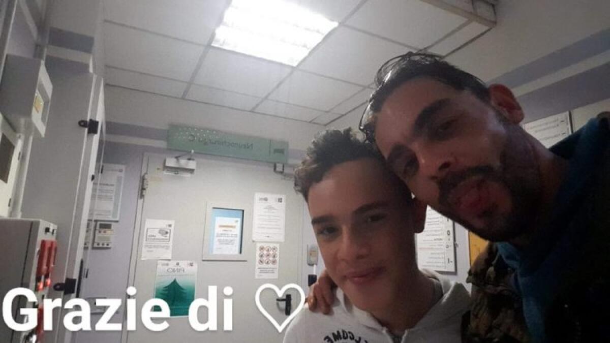 "Aiutiamo Sebastiano": continua la gara di solidarietà - Sebastiano ed il papà in una delle foto postate sulla pagina "Aiutiamo Sebastiano"