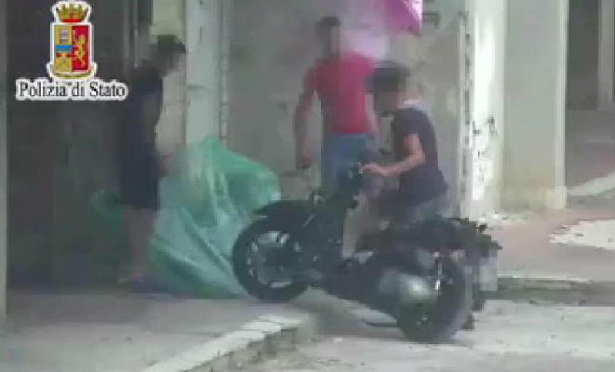 La rete dei "cavalli di ritorno", i soldi in cambio dei motocicli rubati: cinque a processo - Gli scooter venivano spesso nascosti in un garage a Scavone