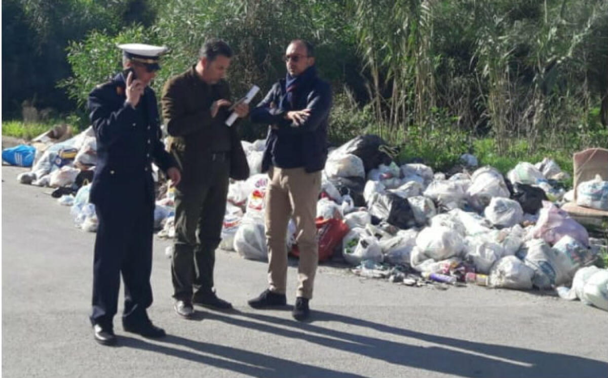 Lo scempio dei rifiuti in strada, rispunta Siciliano a dettare le soluzioni: Arena a Scavone - Il sopralluogo a Scavone
