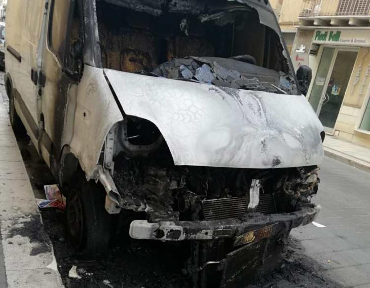 Incendiato il furgone di un venditore all'ingrosso di bibite in corso Aldisio - 