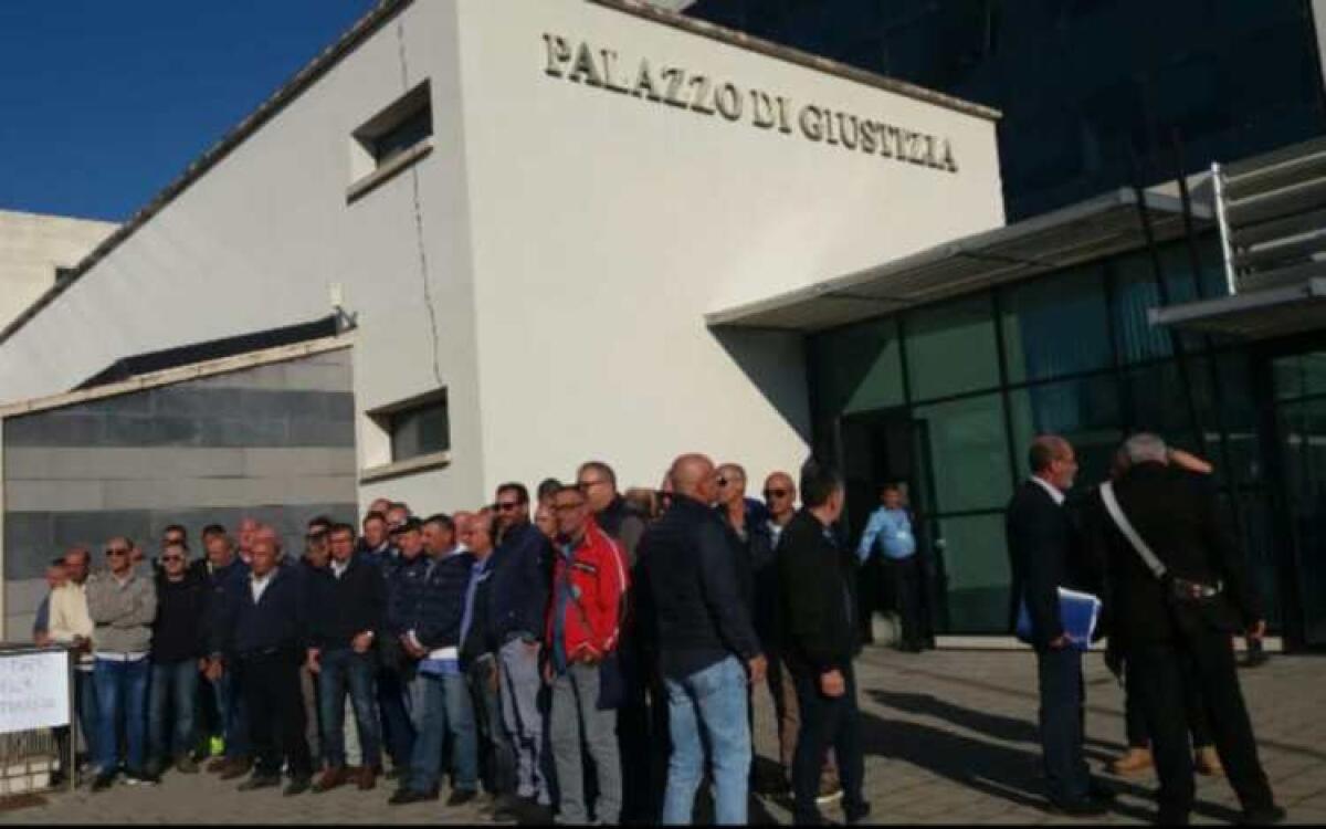 Amianto killer, sit in dei lavoratori dell'indotto davanti il tribunale - 