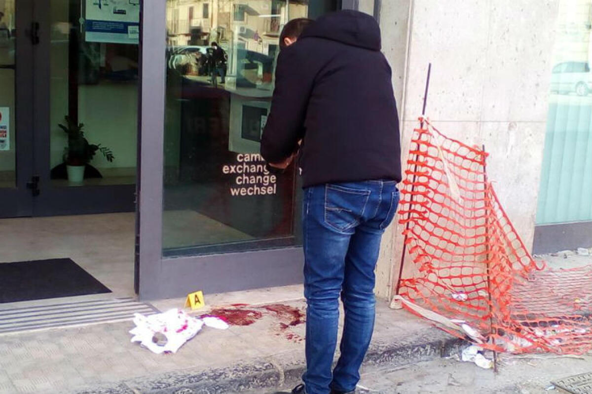 Ha accoltellato la compagna di corso, diciassettenne rimane in carcere: riesame respinto - I rilievi dei carabinieri dopo le coltellate 