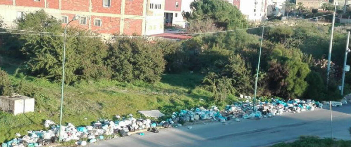 La Tari sui rifiuti, 33 mila avvisi di pagamento ma l'emergenza non è ancora superata - Lungo via Rio de Janeiro fino a pochi giorni fa c'erano tonnellate di rifiuti
