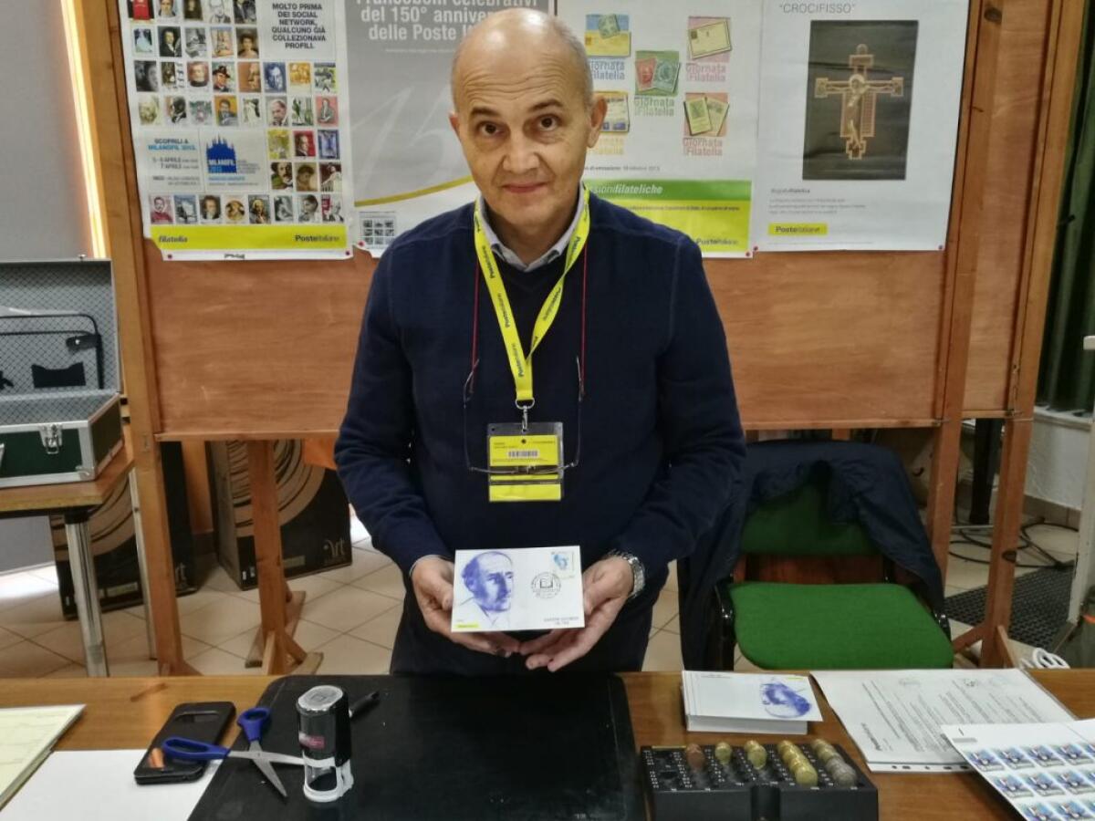 Annullo postale per Quasimodo, festeggiamenti nella scuola dedicata al poeta siciliano - 
