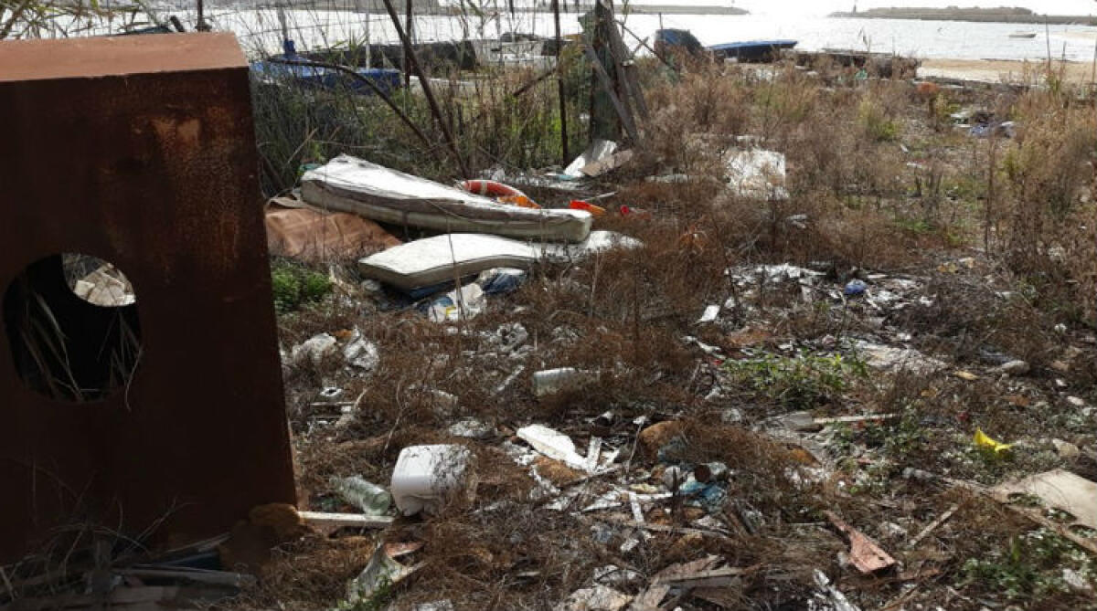 Una discarica nel cantiere navale, dissequestrata l'area: i controlli avviati al porto rifugio - L'area sottoposta a sequestro