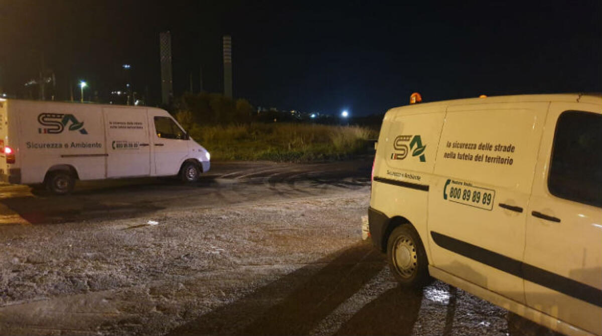 Gasolio in strada, chiuso al transito un tratto a ridosso della raffineria - Il tratto di strada è stato bloccato