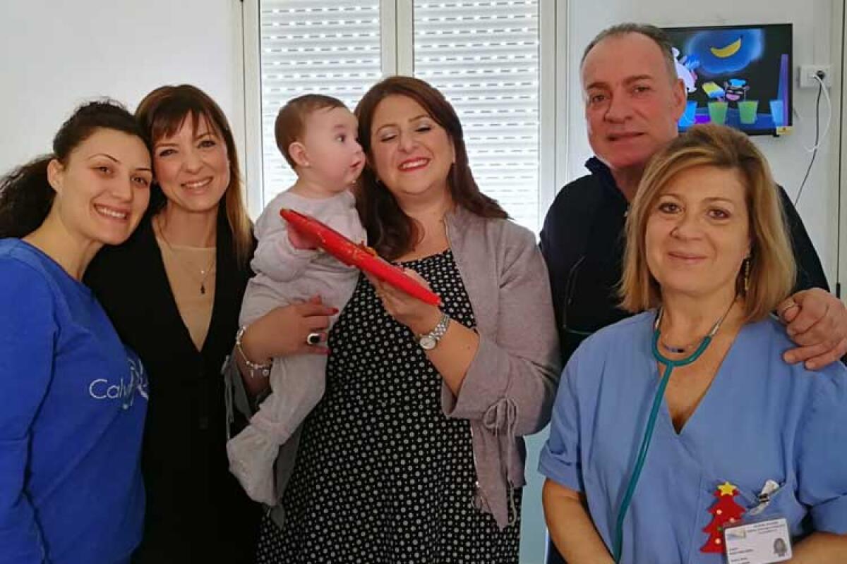 Un libro di fiabe alle neo mamme ricoverate, Caci consegna il regalo di Natale - Rosario Caci, Valentina Cucchiara e 
Chiara Consiglio,insieme ad una neo mamma ricoverata in Neonatologia