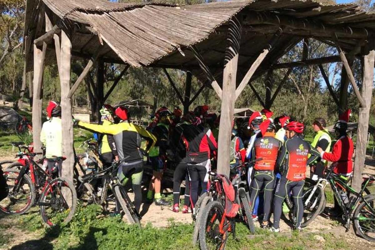 Babbi Natale in mtb, tappa con brindisi alla diga Comunelli - La tappa nell'area attrezzata della diga Comunelli a Butera