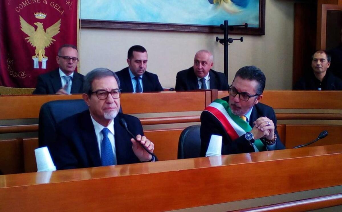 "Rispettiamo le decisioni della Corte dei Conti", Arena: "Attacchi? Neanche a me piacciono i tagli" - Musumeci e il commissario Arena in aula consiliare durante la visita istituzionale del governatore
