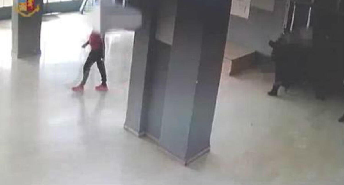 Ha violato gli arresti domiciliari per aggredire l'insegnante del figlio, condannato Schembri - L'arrivo di Schembri a scuola è stato ripreso dai sistemi interni