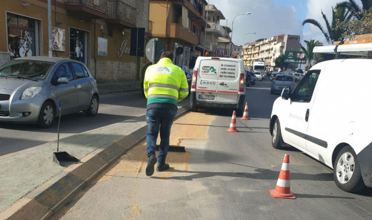 Grano sulla strada, rallentato il traffico in via Venezia per la rimozione - L'intervento in via Venezia