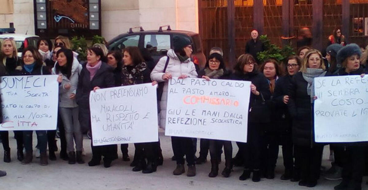Protesta contro le scelte di Arena, "in nome di Dio si moltiplicano pani e pesci...non si tagliano lavoratori" - Un gruppo di lavoratrici davanti al municipio