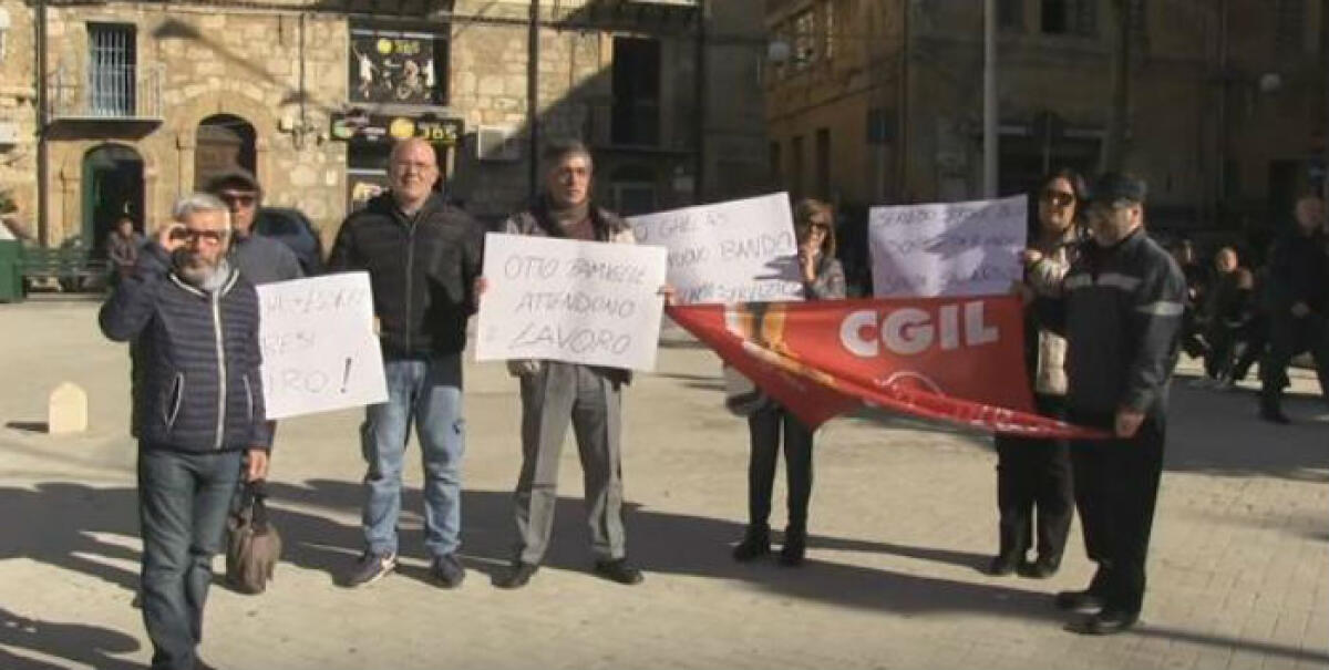 In piazza San Francesco è ancora protesta, gli operatori della sosta: "Otto mesi senza lavoro" - Il sit-in dei lavoratori 