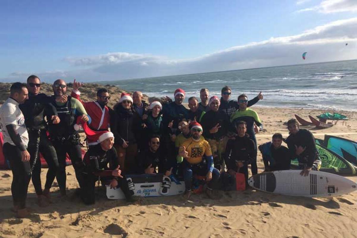E’ spettacolo kite surf, anche Babbo Natale sulla cresta dell’onda - Vigilia di Natale in spiaggia per il "Kite surf Gela"