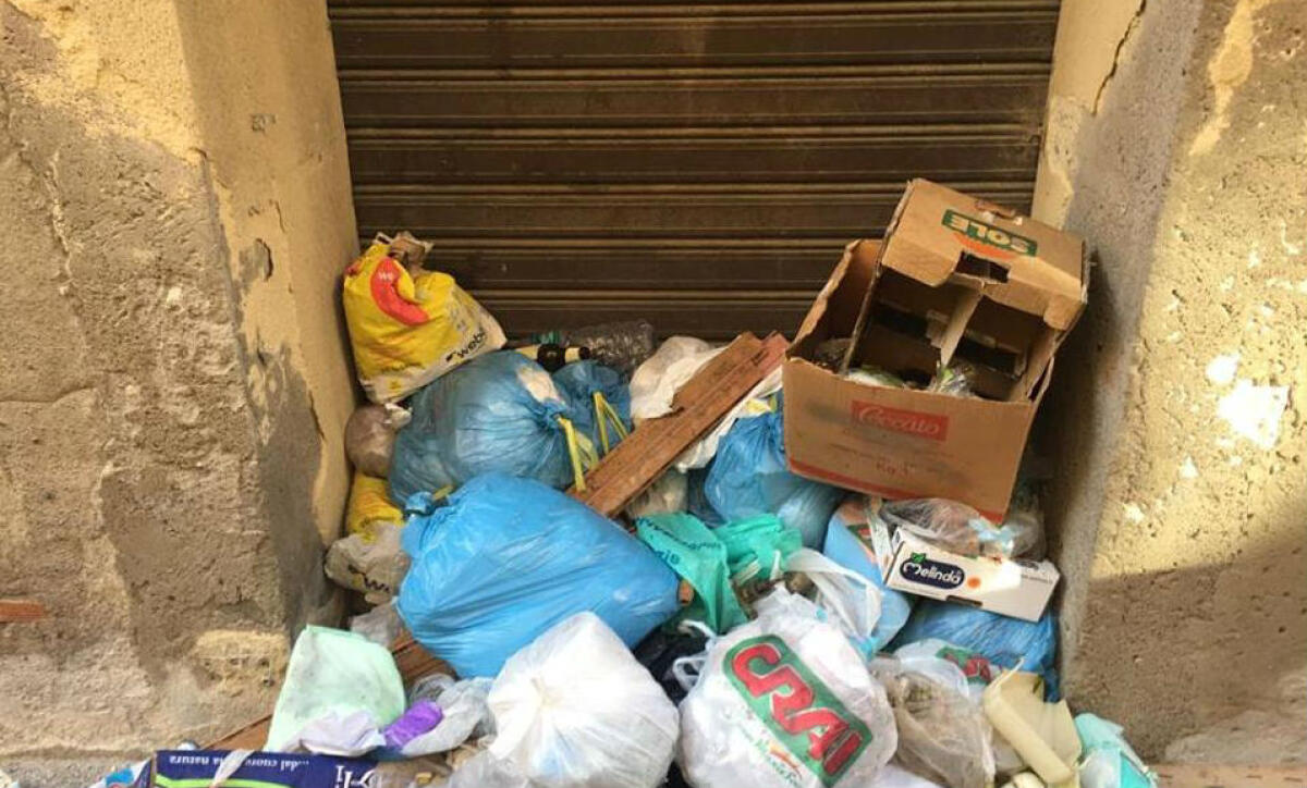 Comunicazione in tilt e rifiuti in strada, nei giorni di festa raccolta a singhiozzo - 