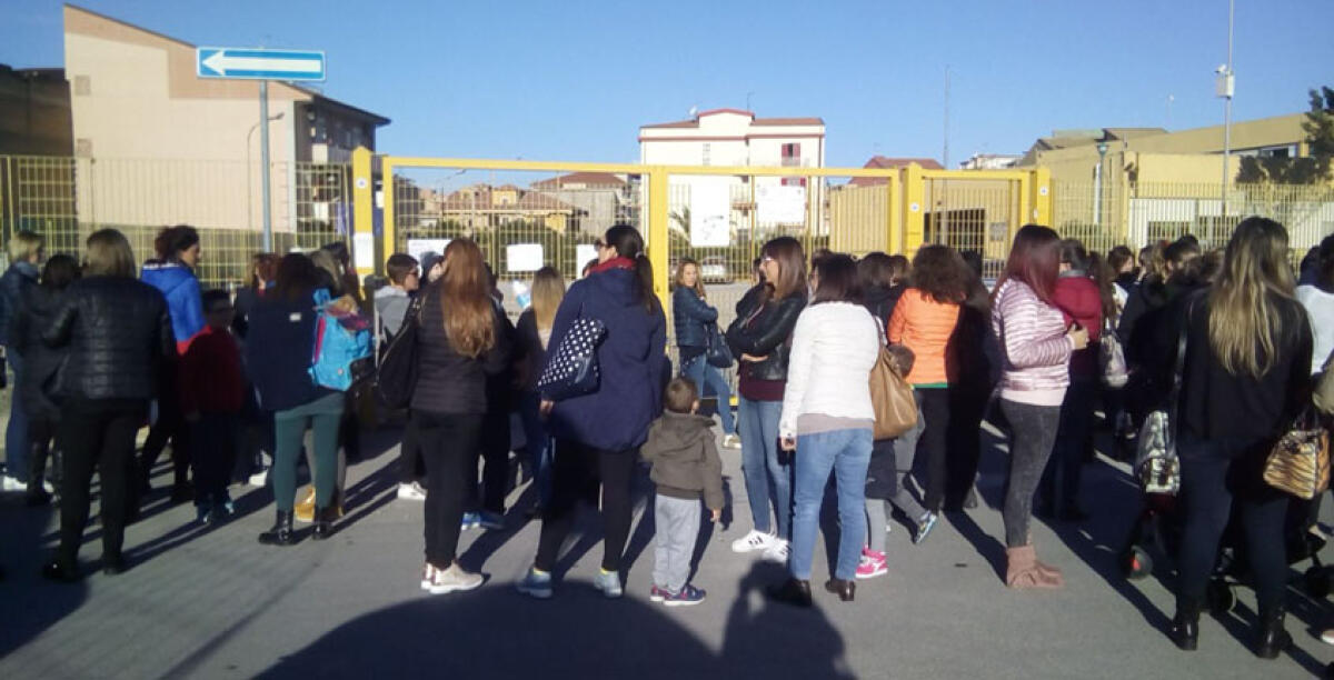 Pugno in faccia al prof che aveva dato una nota al figlio: arrestato 37enne - 