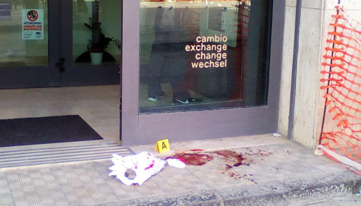 Diciassettenne accoltellata, la compagna l'ha aspettata dopo la lezione: "Siamo sotto shock" - Tracce di sangue refertate dai carabinieri subito dopo l'accoltellamento