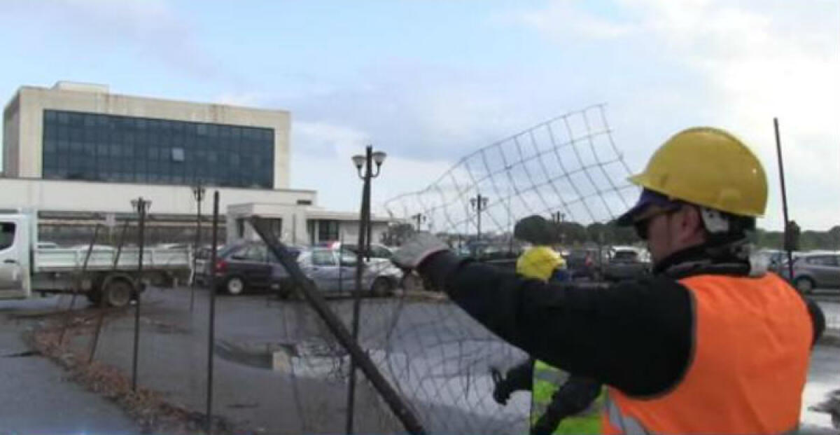 Rimossa la recinzione nell'area del tribunale, venne collocata per un contenzioso - 