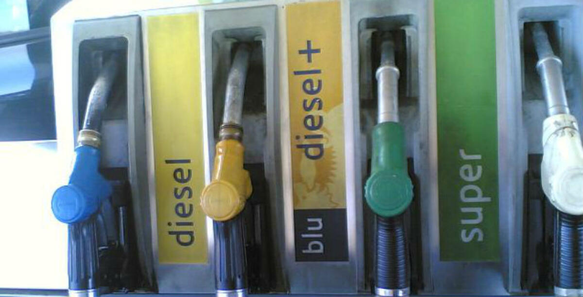 Rissa al distributore di benzina, le forze dell'ordine in via Cascino - 