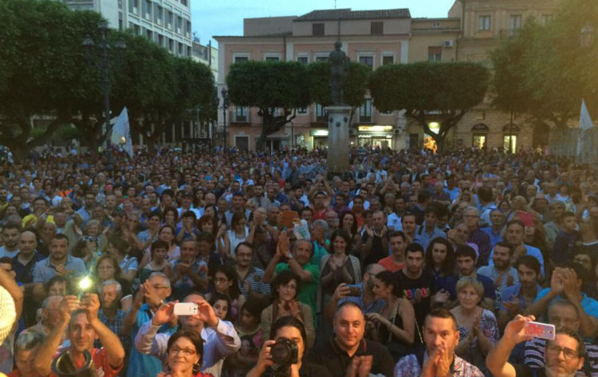 Nel centrodestra niente è scontato, convocato un altro vertice: riprendono le trattative elettorali - Un comizio elettorale in piazza Umberto I