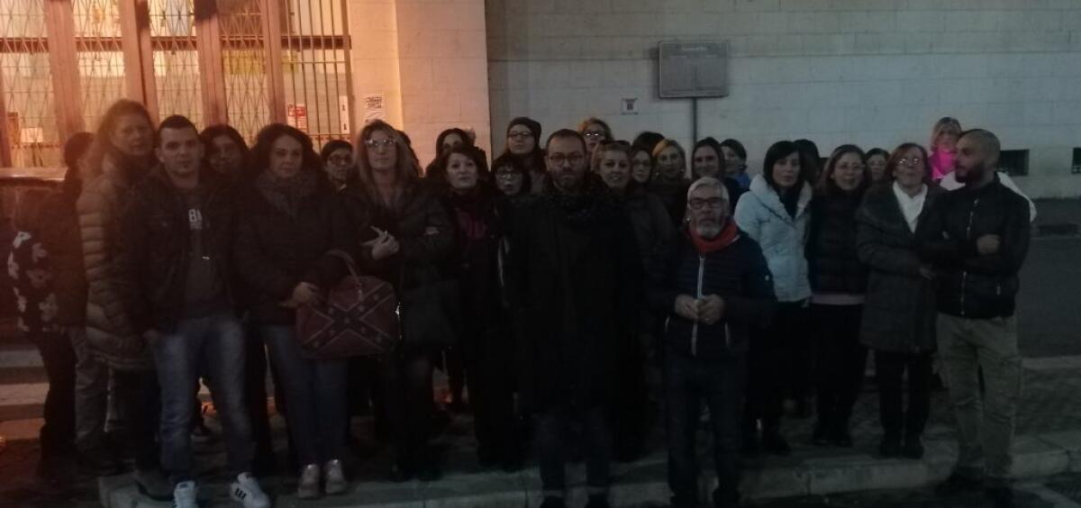 Refezione ferma, la Filcams attende il verdetto dal Comune: "Condizioni per riprendere" - Lavoratrici delle refezione in protesta davanti al municipio