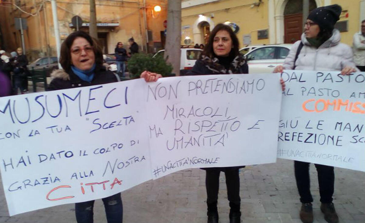 Refezione scolastica ferma, i conti ancora non tornano: martedì nuovo confronto - Le lavoratrici in protesta contro i tagli