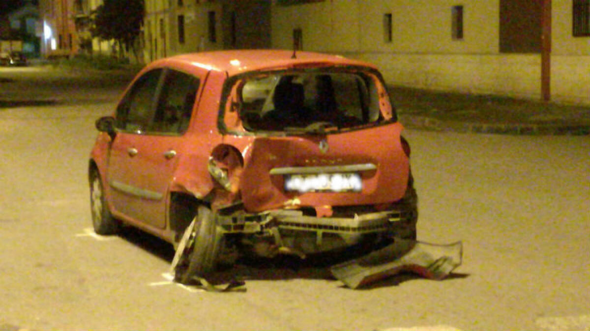 Violento scontro in via Falcone, due auto coinvolte: hanno riportato danni - La Renault ha riportato gravi danni lungo l'intero posteriore