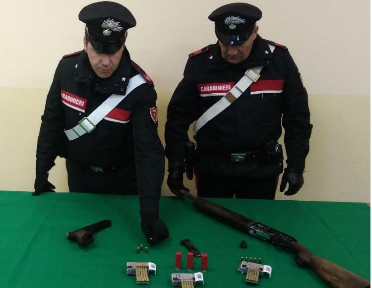 Un fucile e una pistola in casa, ordinanza annullata per Infurna: non sapeva delle armi - Armi e munizioni sequestrate nell'abitazione