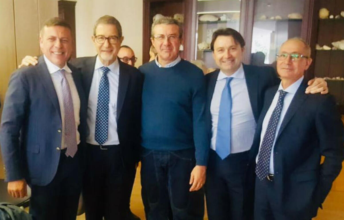 Tanti punti interrogativi nel centrodestra, i centristi attendono il via libera definitivo su Cirignotta - Cirignotta continua ad avere un filo diretto con Palermo