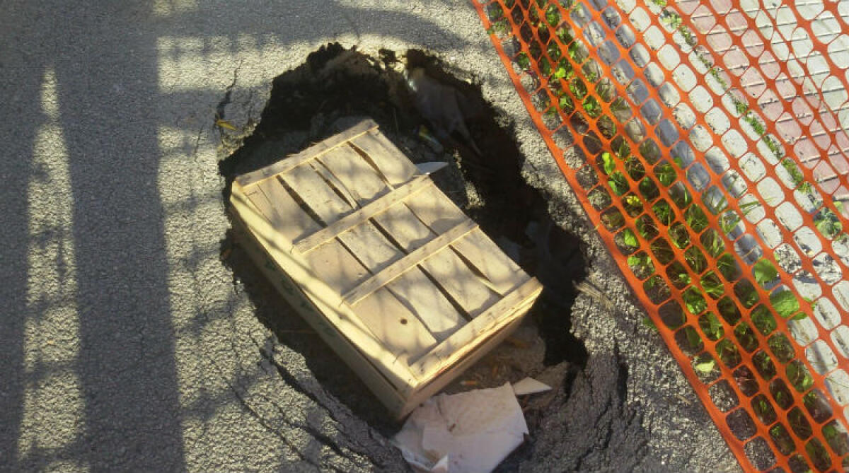 Alla Cittadella cede il manto stradale, una voragine a ridosso degli impianti sportivi - La falla che si è aperta lungo la strada