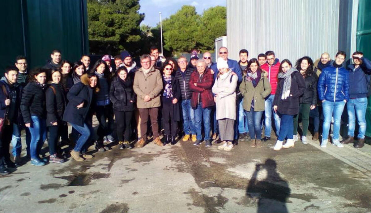Docenti e studenti universitari a Timpazzo e al compostaggio, "interessati anche al ciclo del Tmb" - La visita all'impianto di compostaggio