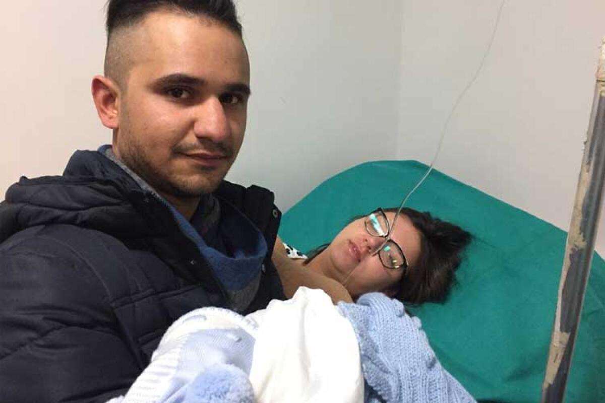 Fiocco azzurro anche a Capodanno, il primo nato del 2019 è Vincenzo - Pasquale Cosca tiene in braccio il figlio Vincenzo seduto accanto alla moglie Erika.