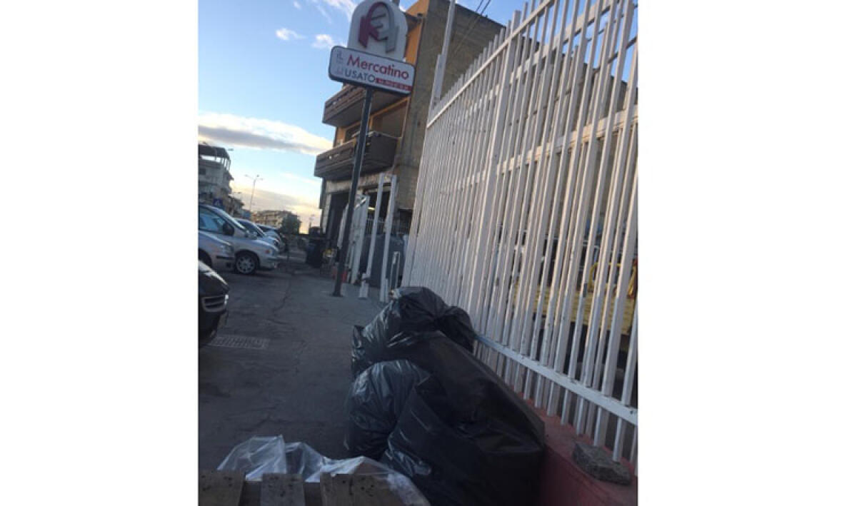 Niente raccolta rifiuti nella sua attività, esercente pronto alla denuncia: degrado alla Cittadella - I rifiuti lasciati davanti al "Mercatino dell'usato"