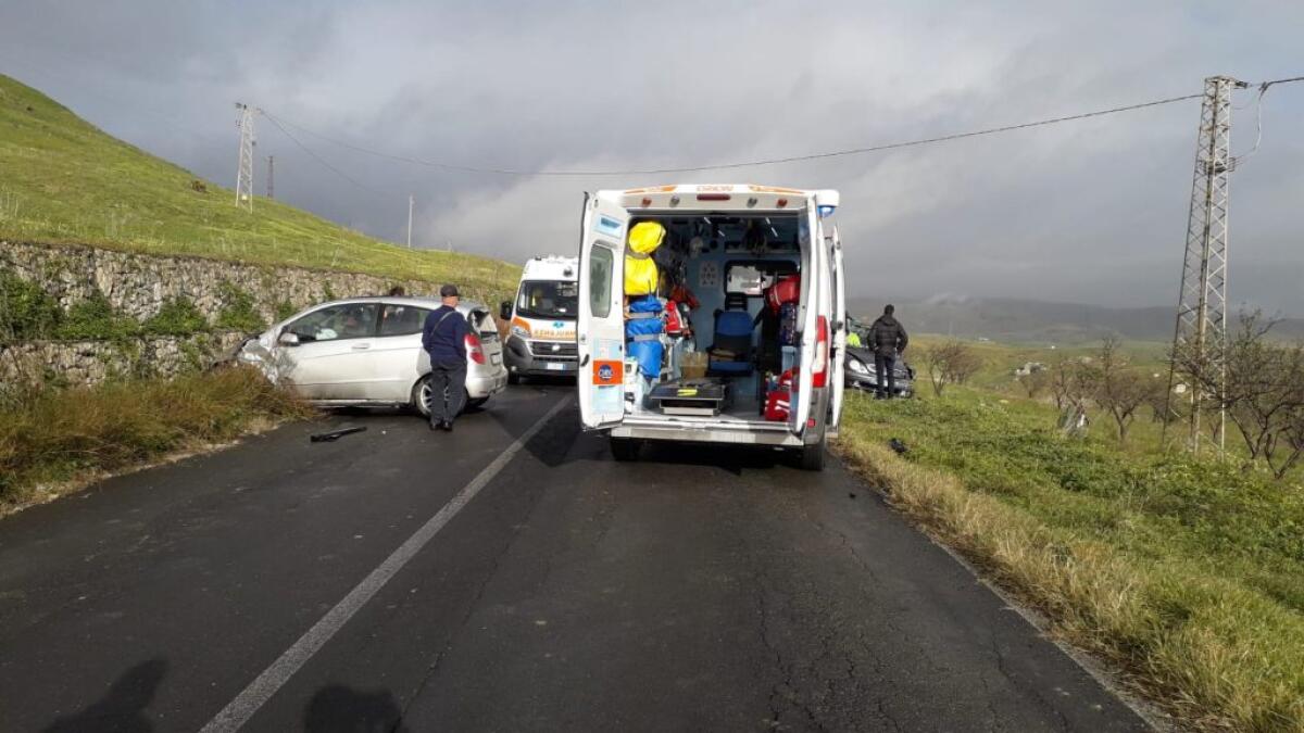 Due incidenti stradali in pochi minuti sulla Gela-Manfria: ci sono dei feriti - 