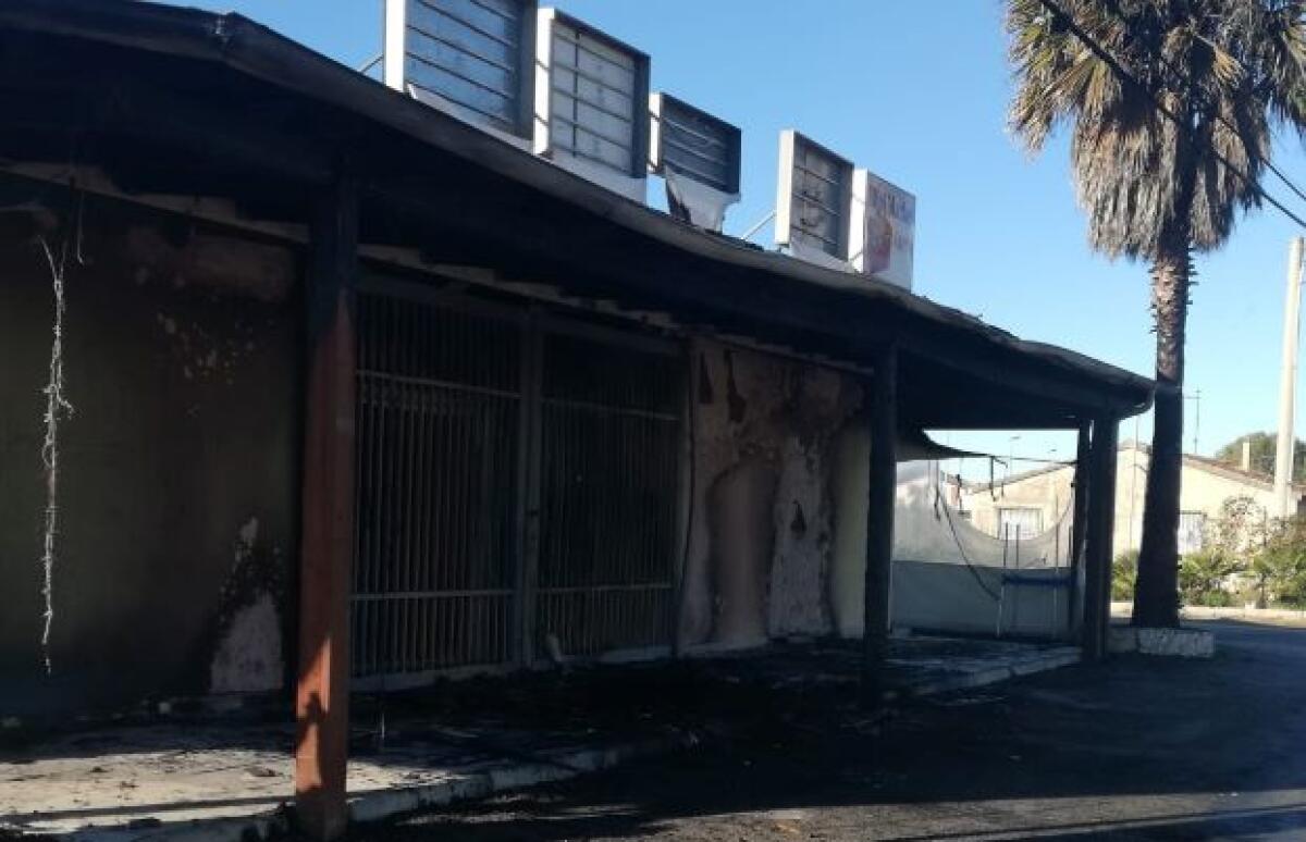 Attività commerciali distrutte dal fuoco, il segretario Cgil Giudice: "Serve l'esercito" - Il bar a Roccazzelle distrutto dalle fiamme