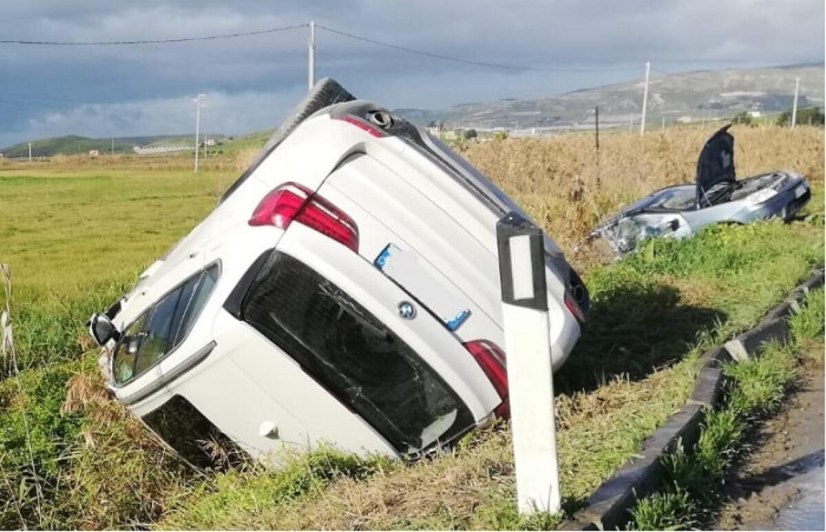 Scontro all'alba tra due auto sulla Gela-Licata, feriti due donne e due uomini - 