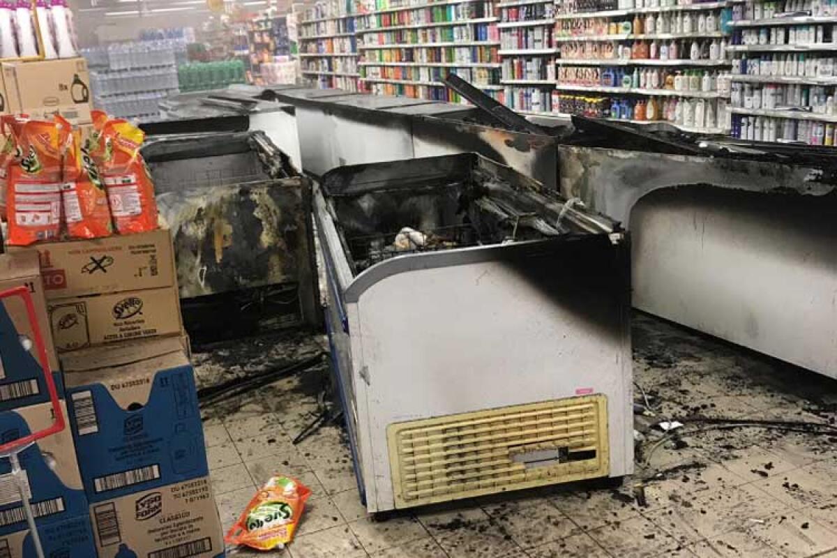 Fiamme in un supermercato, si tratterebbe di un cortocircuito - Il frigorifero interessato dal rogo.