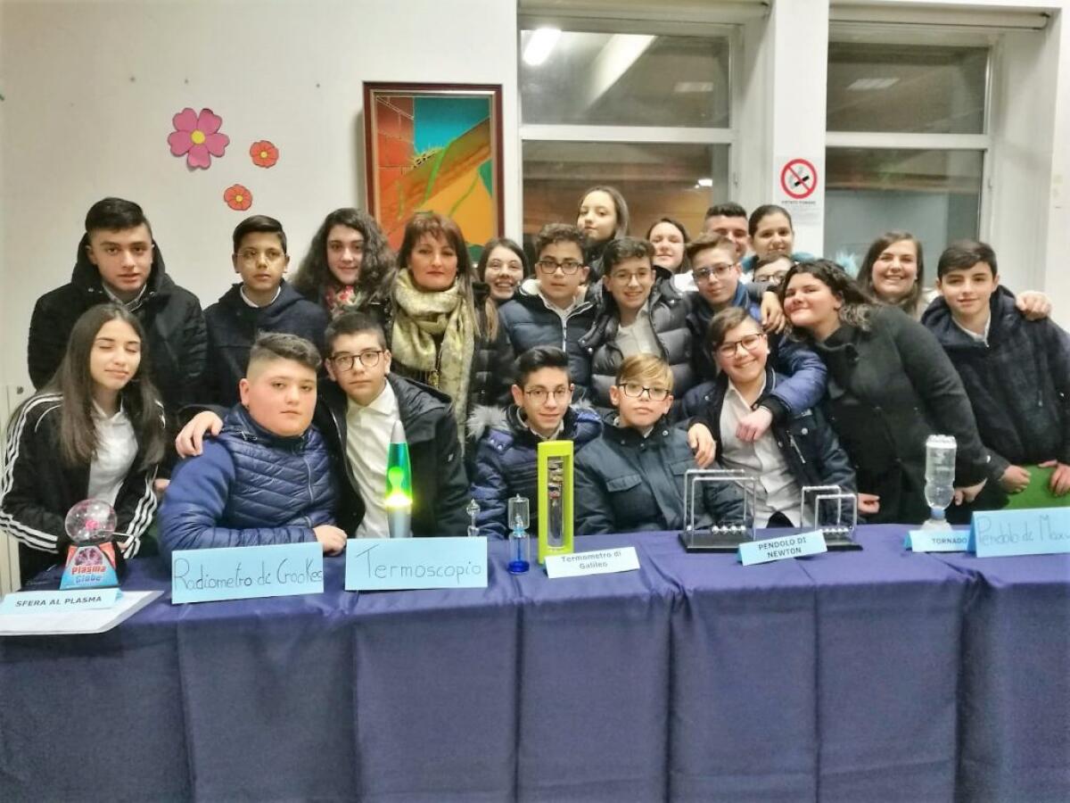 Giornata delle scienze: un successo per gli studenti della Quasimodo - Alcuni studenti della Quasimodo con l'insegnante di scienze