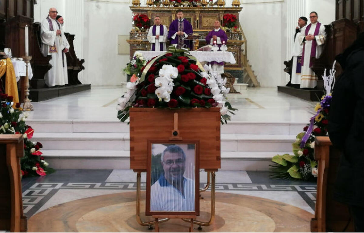 L'ultimo saluto ad Angelo Tuccio, migliaia in chiesa Madre: "Era un uomo coraggioso" - La bara in chiesa Madre