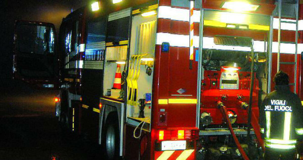Fiamme ad un camion sulla 626, i vigili del fuoco hanno bloccato il rogo - 
