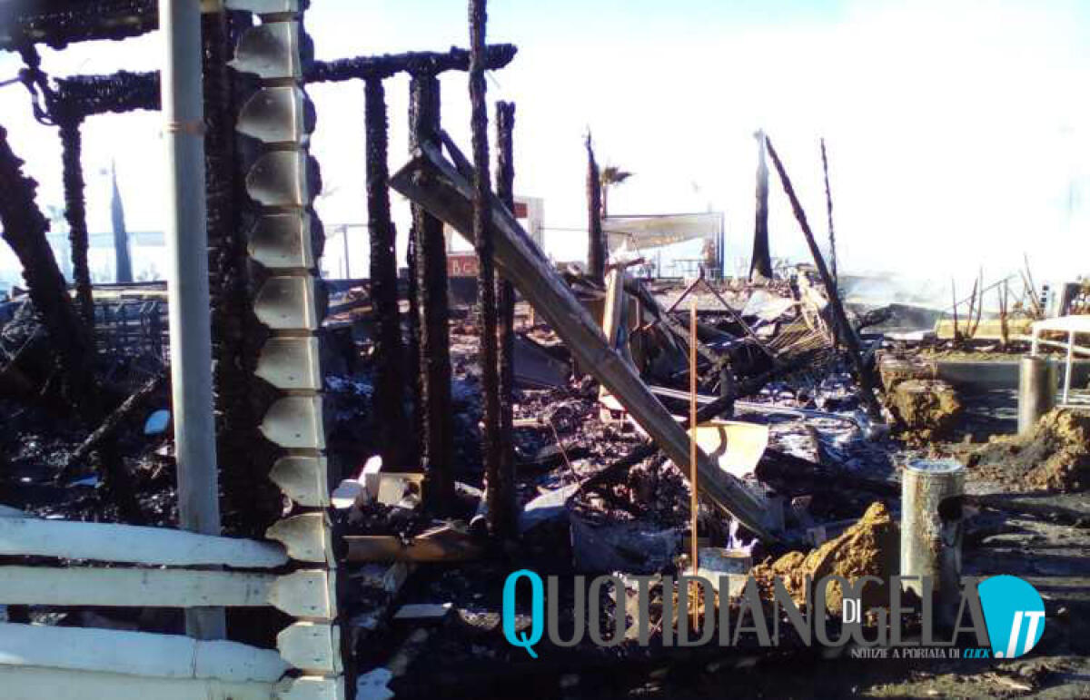 L'incendio del Bcool Beach, proseguono le indagini: area dissequestrata -