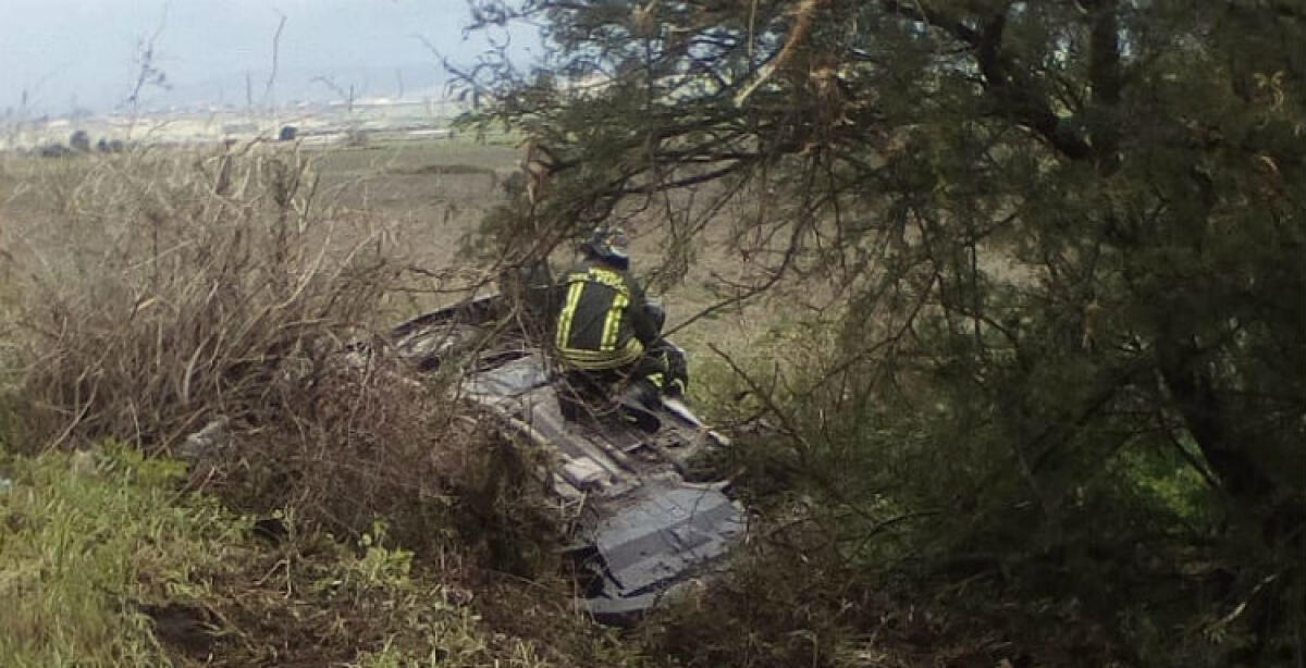 Fiat Fiorino ribaltato sulla Gela-Manfria, il mezzo è finito fuori strada - Il mezzo ribaltato
