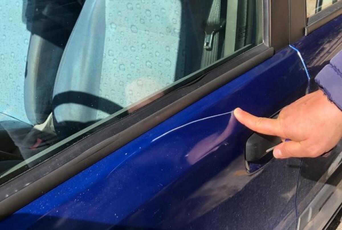 Il parcheggio di via Scontrino in mano agli abusivi, danneggiate diverse auto in sosta - Una delle auto danneggiate in via Scontrino
