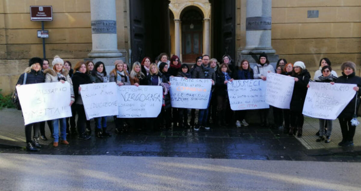 Il taglio della refezione scolastica, arriva un'apertura: "Bando per servizio di 60 giorni" - Le lavoratrici davanti alla prefettura