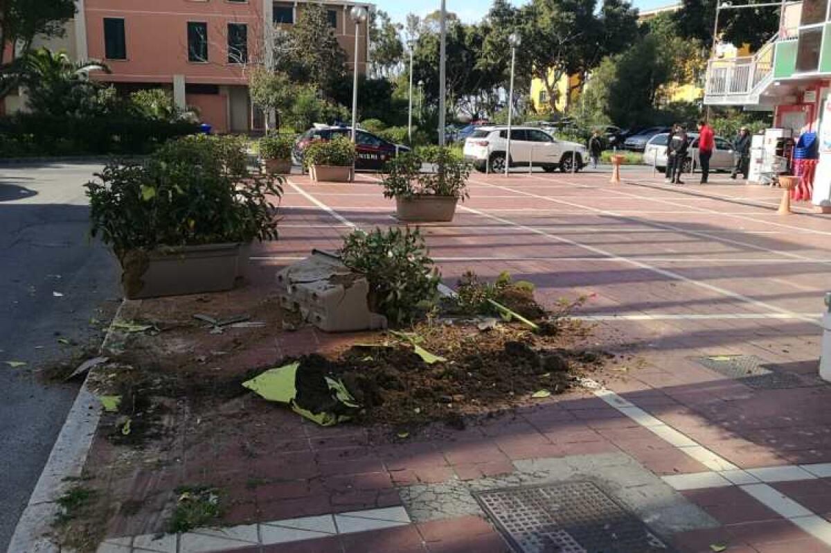 Paura a Macchitella per un'auto che invade il marciapiede - 