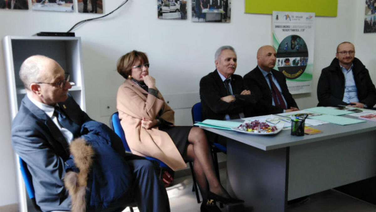 Mettere in ridicolo la criminalità con i disegni degli alunni, "i migliori potrebbero diventare murales" - Il progetto ha il sostegno della polizia di Stato
